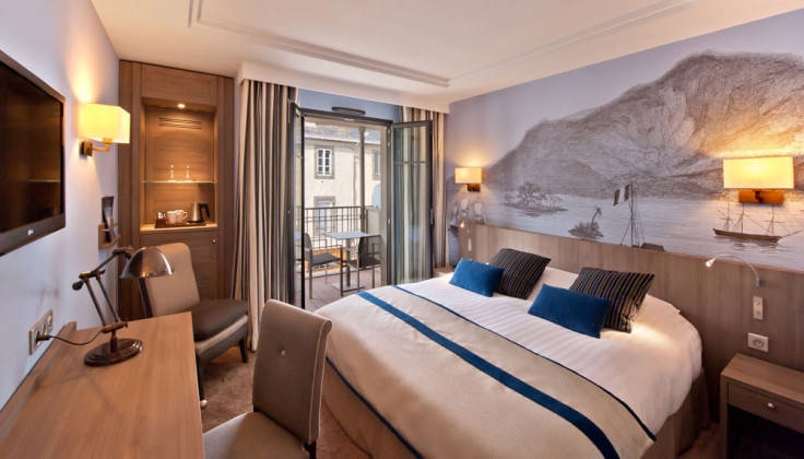 Le Nouveau Monde Hotel Bedroom