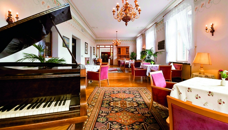 Monte Sella lounge with piano