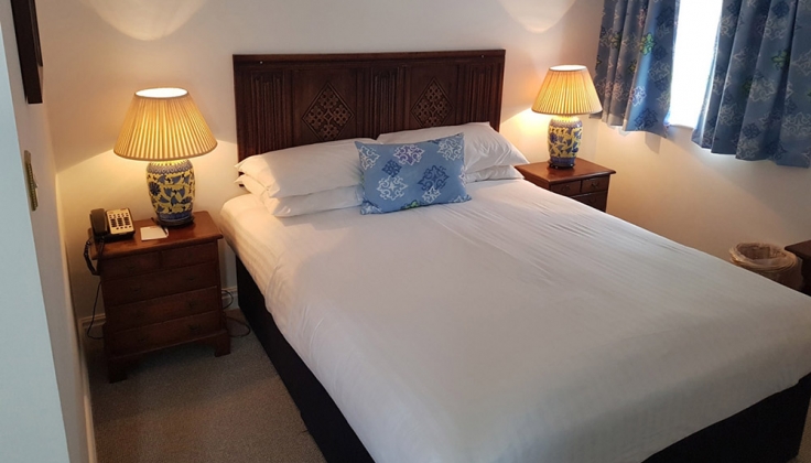 Noel Arms Hotel bedroom
