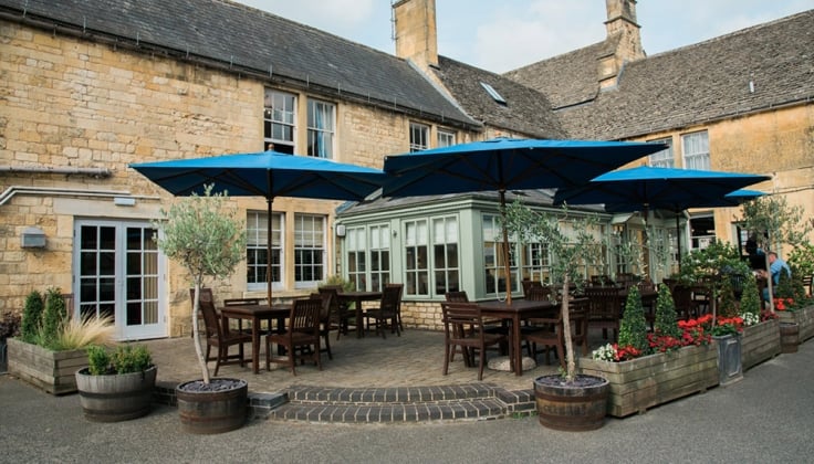 Noel Arms Hotel patio