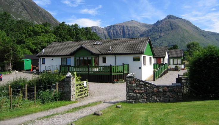 clachaig inn exterior with hills in the background