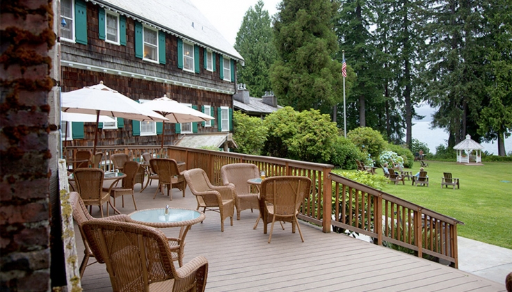 Lake Quinault Lodge Exterior deck and lawn
