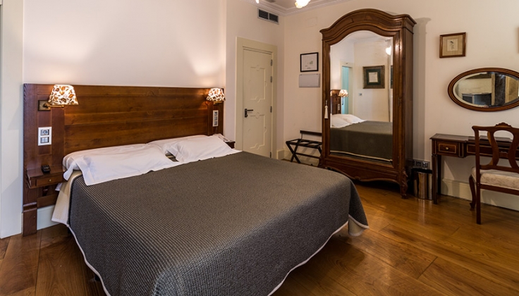 hotel bedroom