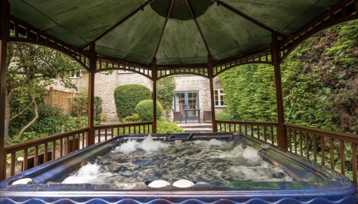 The_Swan_Hotel_Bibury_hottub