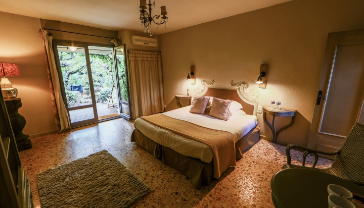Hotel-Sous-les-Figuiers-bedroom.jpg, FR-SGPROVENCE